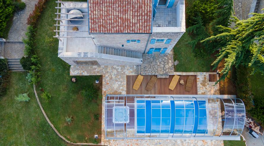 Kupanje usred zime u Istri? Ova vila skriva bazen pod golemom staklenom kupolom