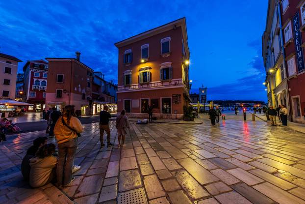Gradske fotografije u sumrak grada Rovinja
