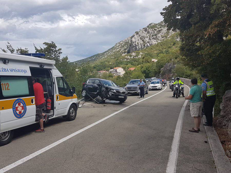 Vozila je dvoje djece: Zabila se u kamen, auto se preokrenuo...