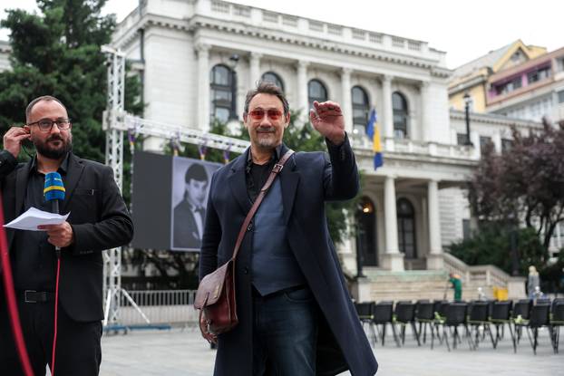 Sarajevo: Dolazak uzvanika na komemoraciju za Halida Bešlića u Narodno pozorište 