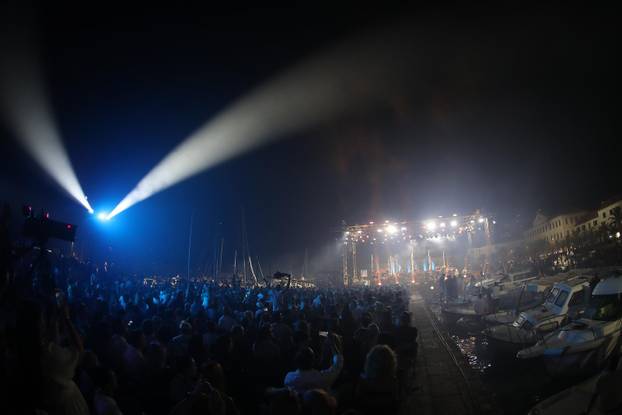 Vela Luka: Održan koncert "Trag u beskraju" posvećen Oliveru Dragojeviću
