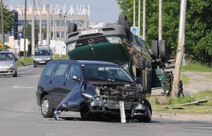 Mercedes Holdinga nakon sudara završio na krovu