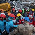 Čudesno preživjela: U Turskoj iz ruševina izvukli 57-godišnju ženu, bila je zatrpana 136 sati