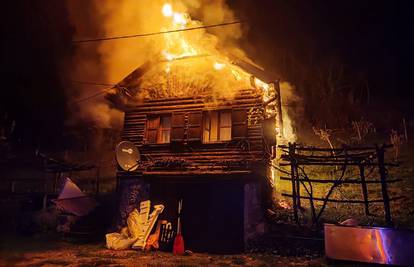 Vatra je progutala vikendicu u Slunju: 'Vjerujemo da je do požara došlo zbog dimnjaka'