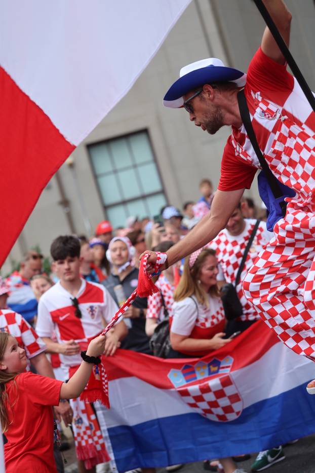 SP 2026 Philadelphia: Navijači se okupljaju prije razvijanja hrvatske zastave uoči utakmice s Ganom