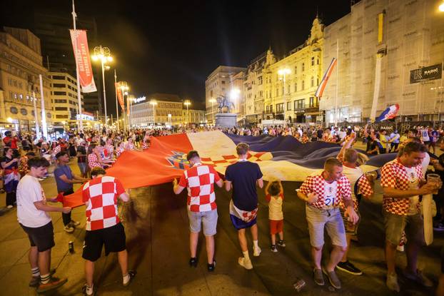 Zagreb: Navijači na Trgu bana Josipa Jelačića razvili veliku hrvatsku zastavu