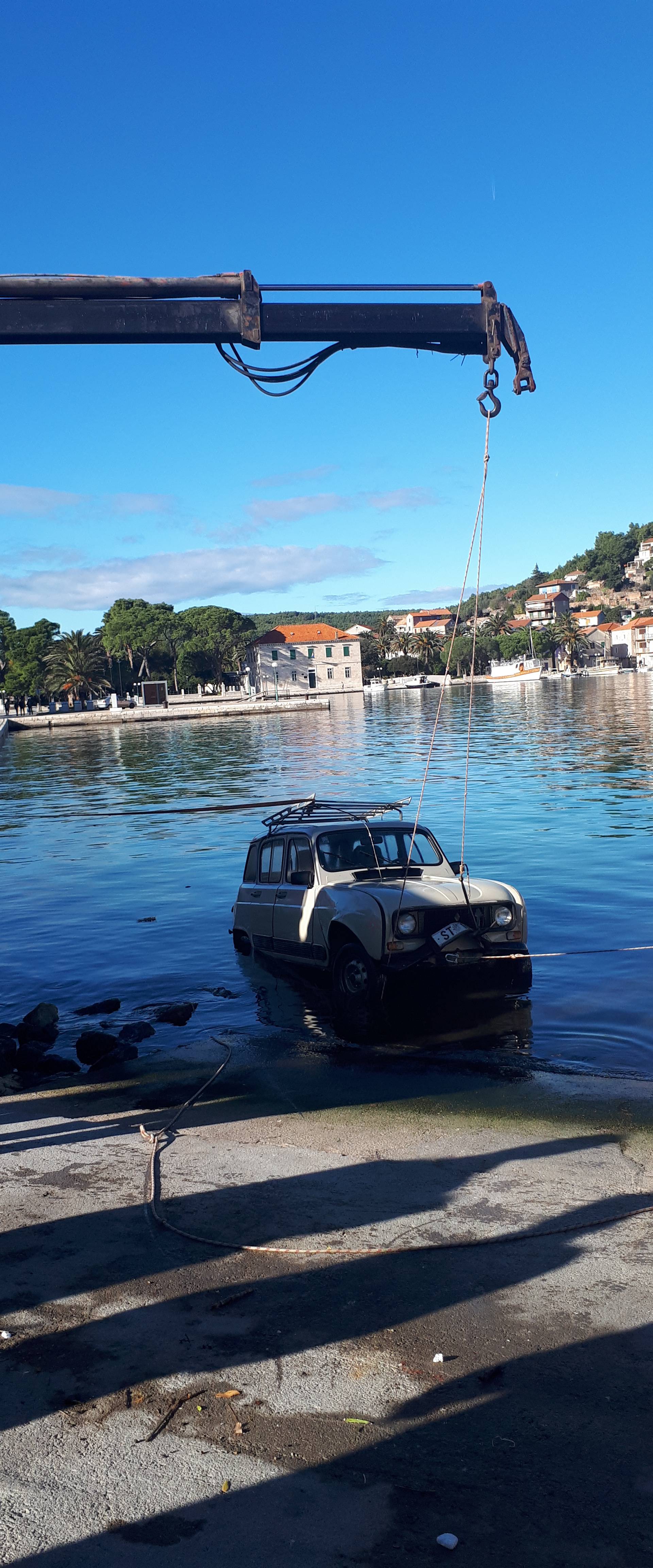 Zaboravio je povući kočnicu, otišao je na kavu, auto u more