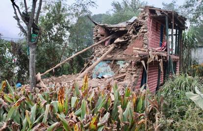 Nepal: Najmanje 157 ljudi poginulo u razornom potresu