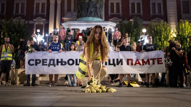 Prosvjedi u Srbiji: U Novom Sadu žandarmerija  upotrijebila šok-bombe, ljudi se razbježali