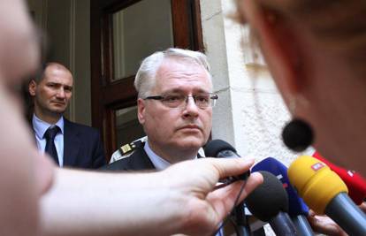 Josipović: Ne primjenjujte silu prema prosvjednicima