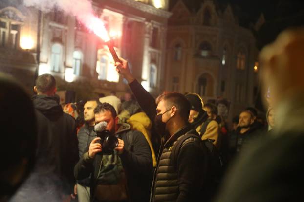 Nekoliko tisuća ljudi na prosvjedu u Novom Sadu