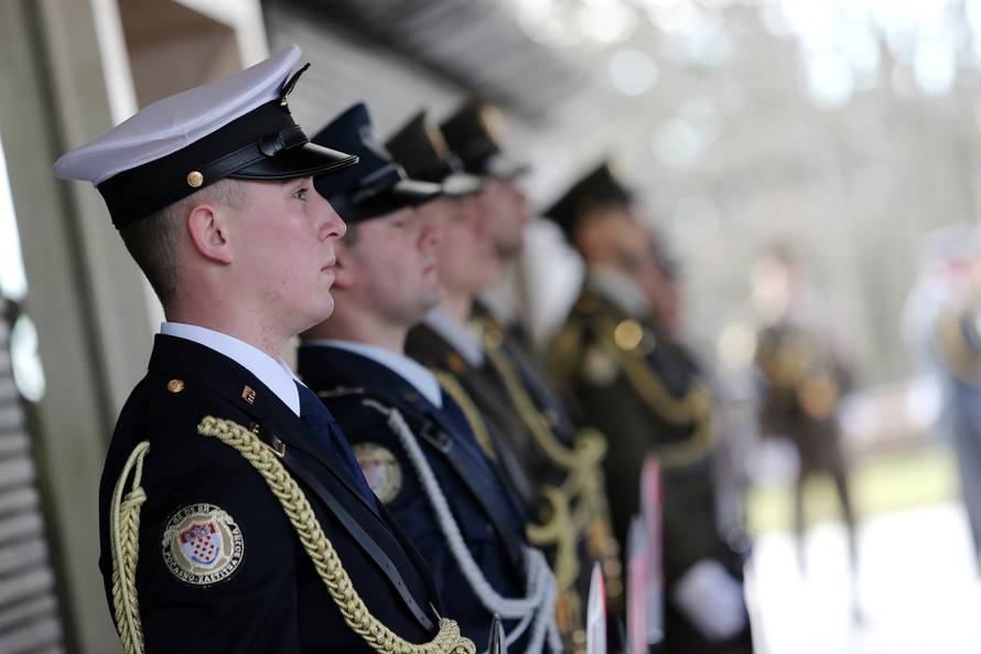 Predsjednik Milanović stigao na Pantovčak,pozdravila ga je Počasno-zaštitna bojna