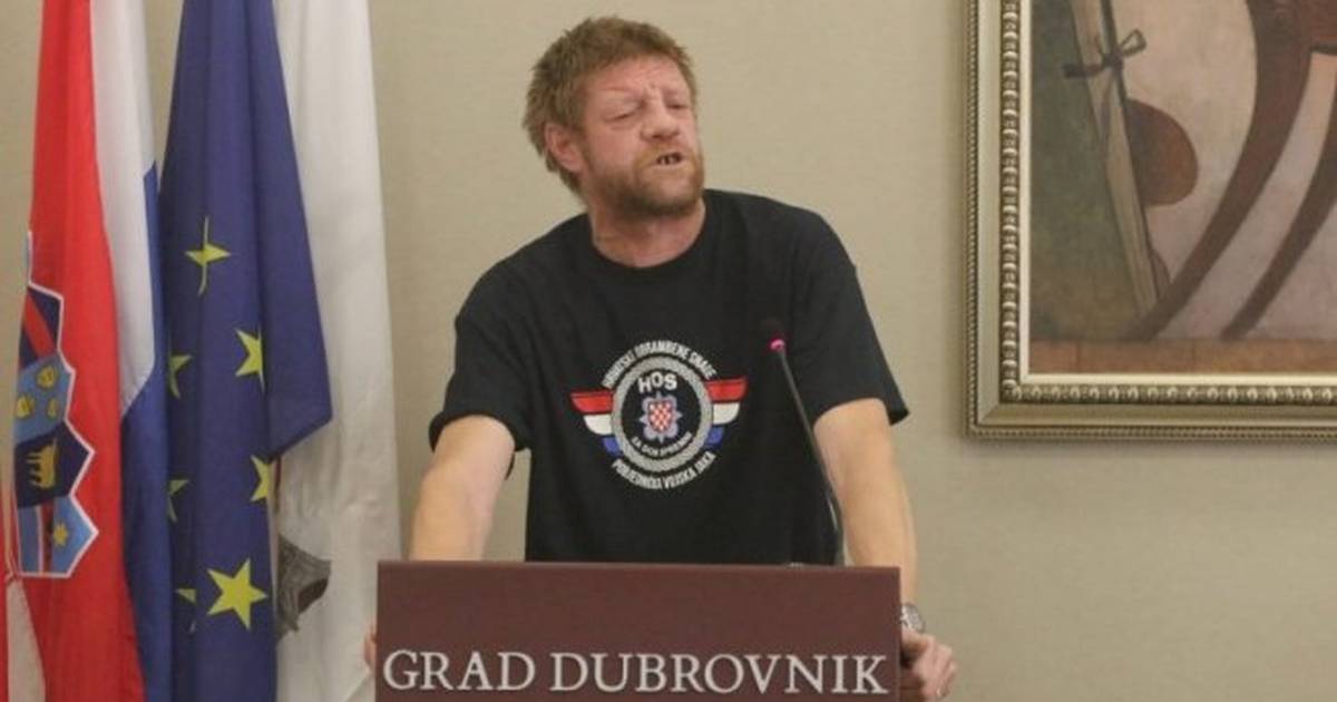 Dubrovački vijećnik Ivica Roko došao je za govornicu u majici HOS-a ...