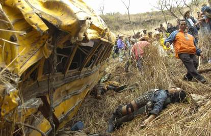Uganda: Prevrnuo se bus, između 40 mrtvih i djeca