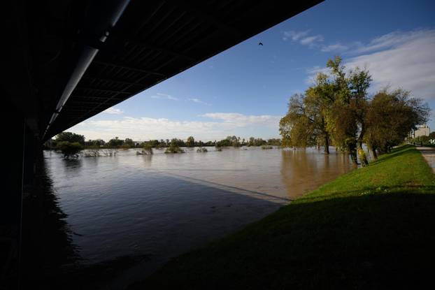 Zagreb: Visoki vodostaj rijeke Save