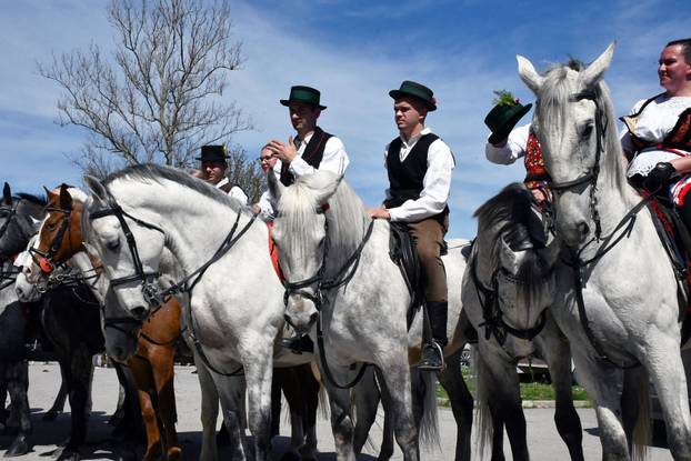U Velikoj Kopanici održana manifestacija Uskrsno jahanje 