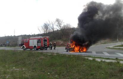 Na cesti kod Rijeke izgorio Renault, ozlijeđenih nema