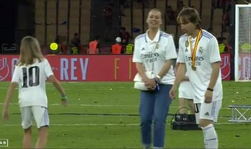 VIDEO Modrić s obitelji zaigrao nogomet i slavio trofej. Zagrlio je kćer pa ju raznježio riječima