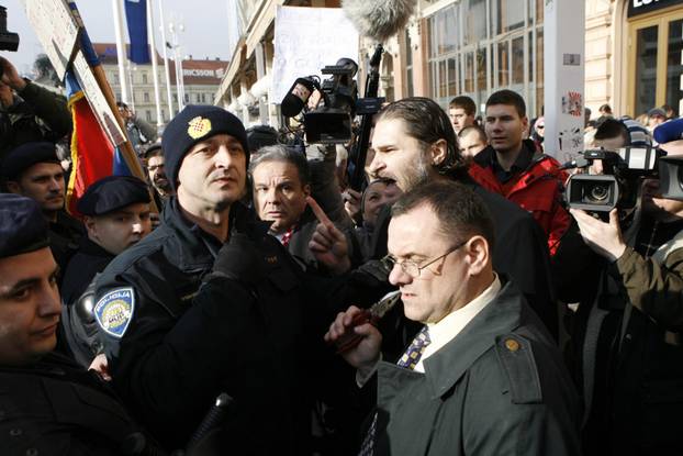 ARHIVA: Zagreb: Na prosvjedu protiv EU policija grubo privela nekolicinu prosvjednika