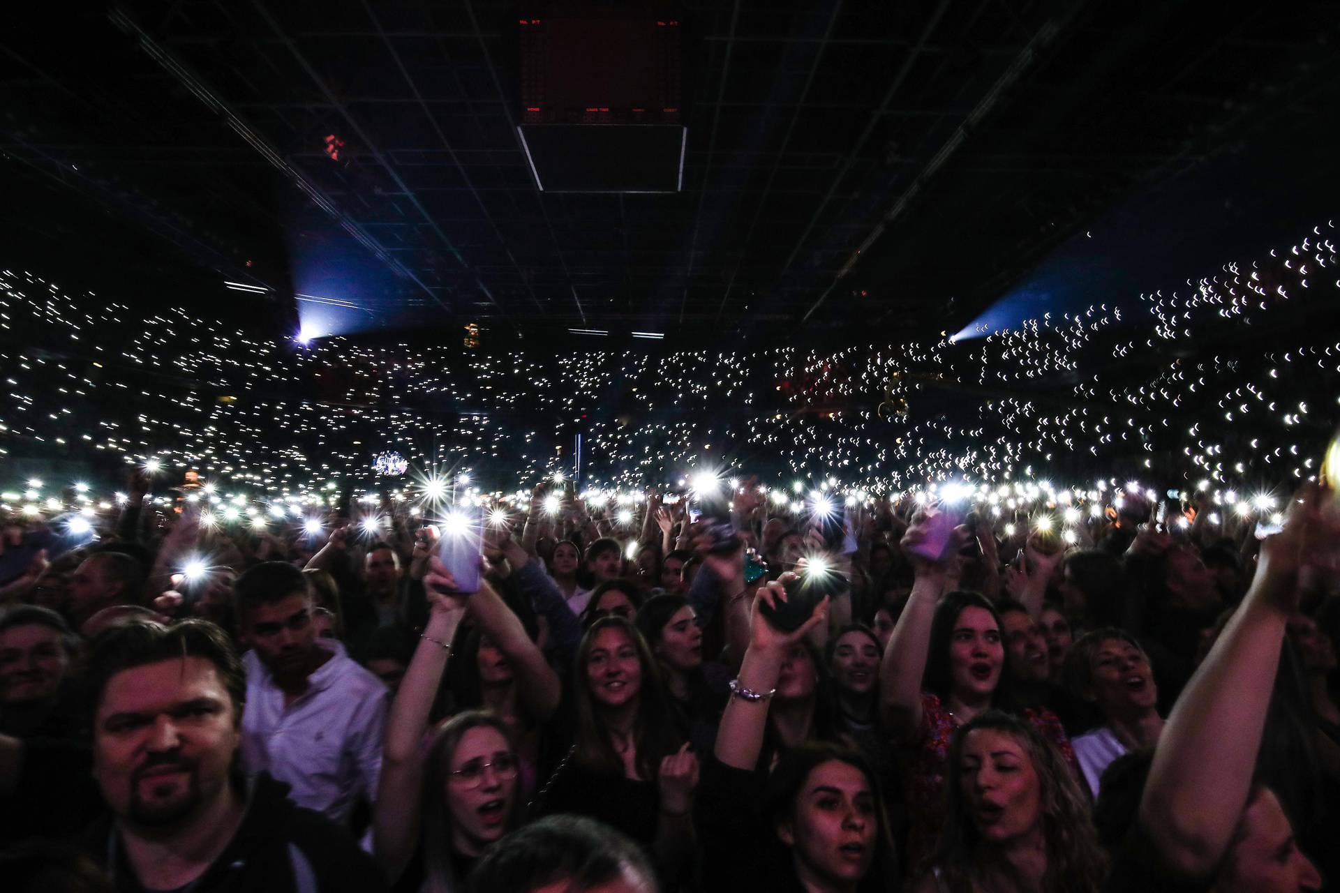 Glazbenici priredili spektakl u Areni, publika i izvođači plakali su uz hitove grupe Parni valjak