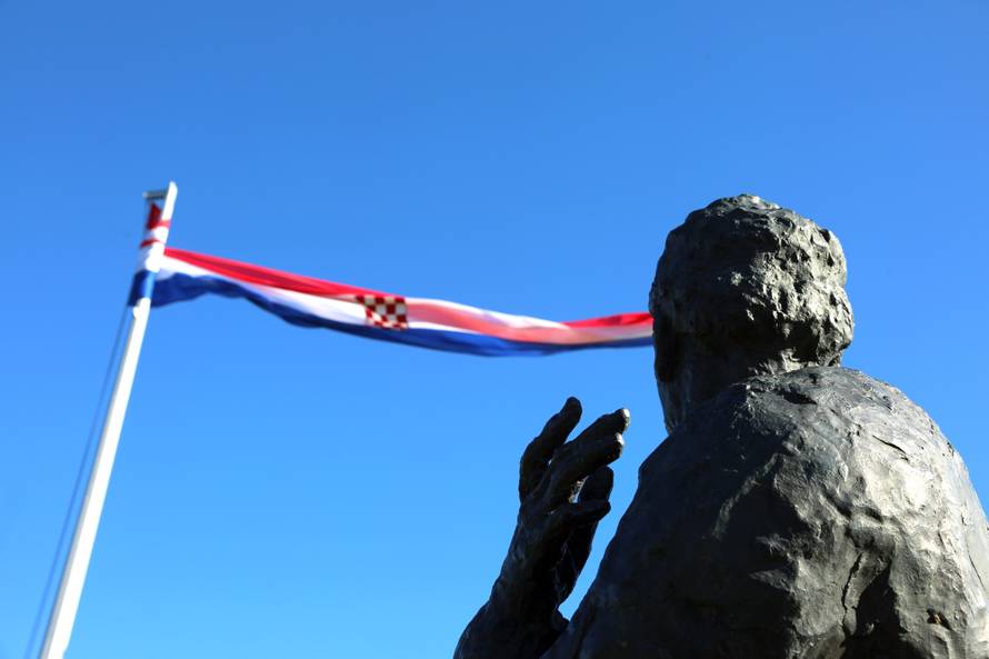 Knin: Spomenik prvom hrvatskom predsjedniku Franji TuÄmanu