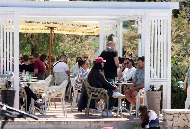 Brodarica: Sun?an dan za ugodna druženja i sun?anja na Rezalištu