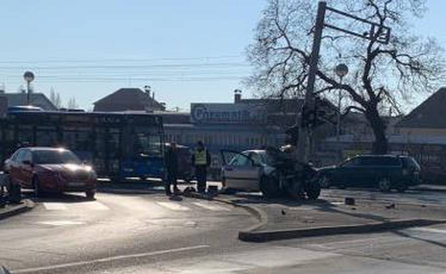 Užas na Aleji Bologne: Auto je smrskan, zabio se u semafor...