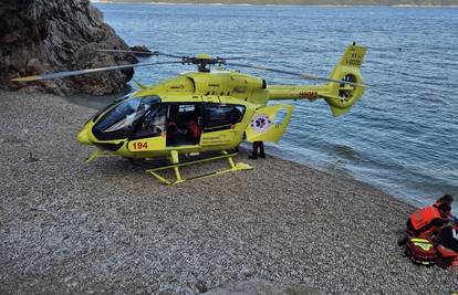 FOTO Helikopter sletio u uvalu Brseču, hitno prevezli turista koji je skakao s visoke stijene