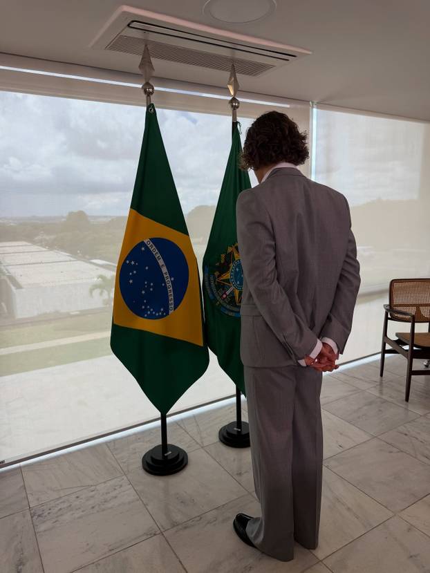 FOTO 'Alpski modni mačak' voli nositi bunde, suknje i lakirati nokte. Sad dominira skijanjem