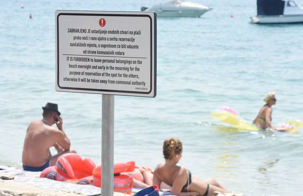 Turisti mjesta na plažama rezerviraju ostavljanjem ru?nika