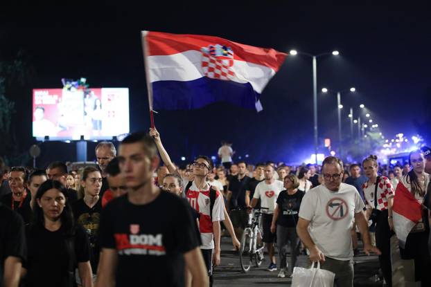 Zagreb: Završio je koncert Marka Perkovića Thompsona, kolone ljudi idu s hipodroma