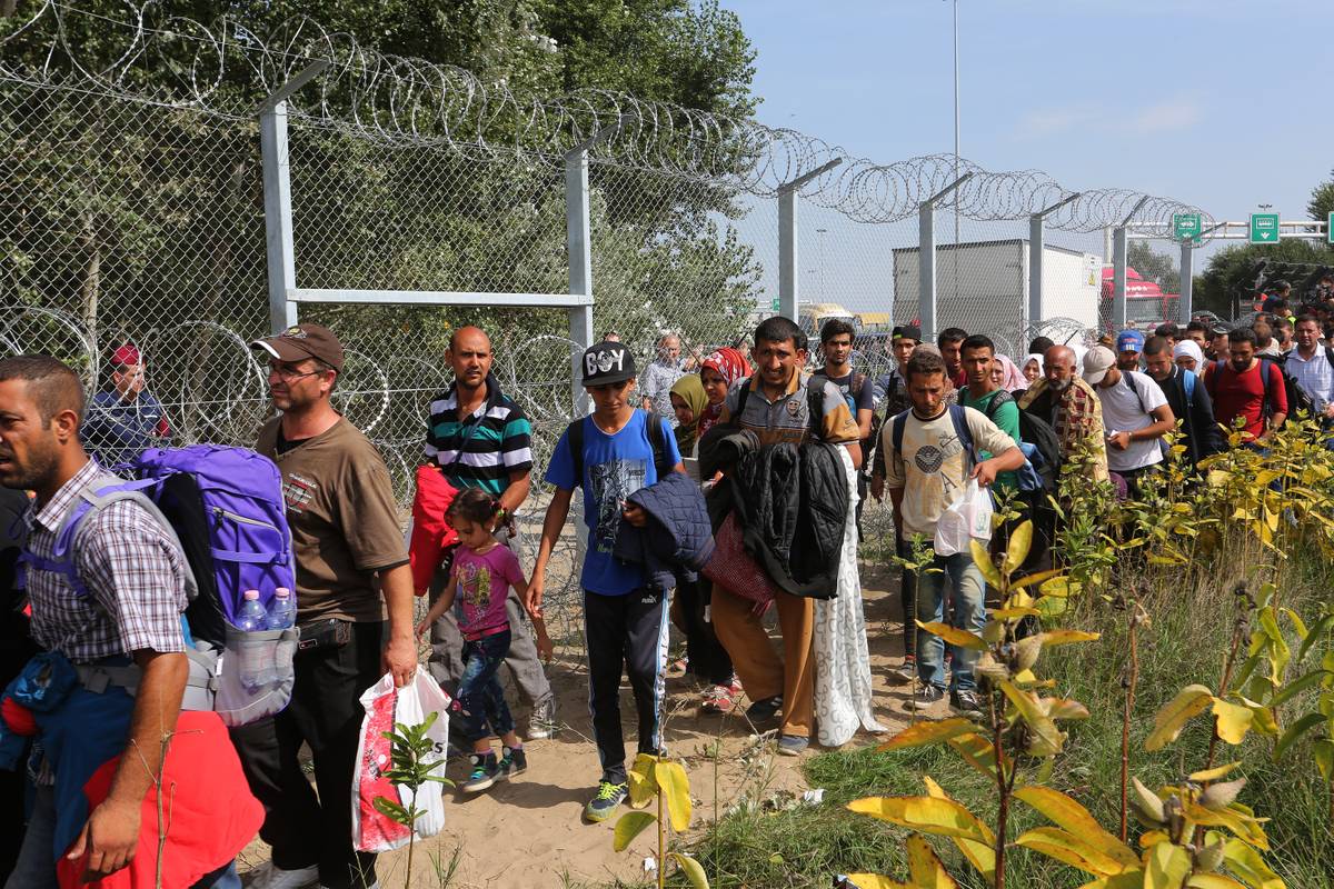Migranti navalili u Mađarsku, policajac morao pucati u zrak