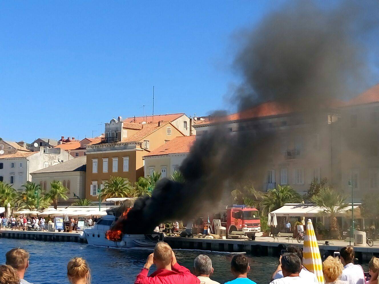 Drama u Malom Lošinju: 'Sat vremena gase požar na jahti'