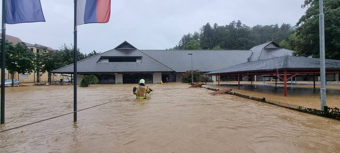 FOTO Vatrogasci spašavali djecu iz vrtića u Sloveniji, prestrašene ih iznosili u rukama po poplavi