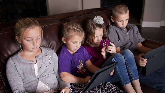 Kids,Using,Mobile,Devices