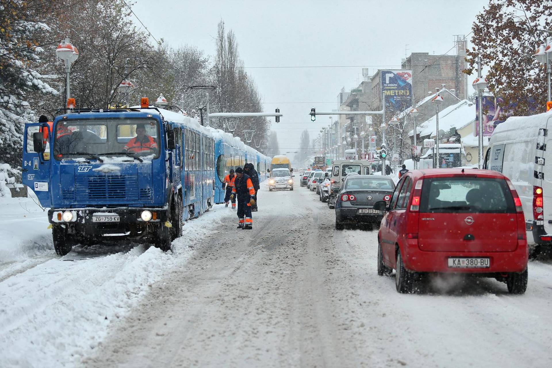 ARHIVA - Zagreb: Zastoj tramvajskog prometa zbog velikih nanosa snijega