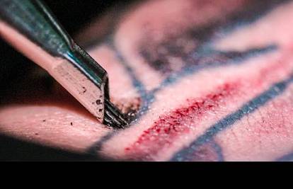 Tetoviranje u slow motionu i izbliza: Pogledajte zašto boli...