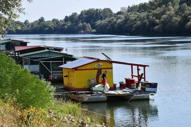 Slavonski Brod: Splavarska ulica jedinstvena je u Hrvatskoj, uz Savu se niže stotinjak splavova