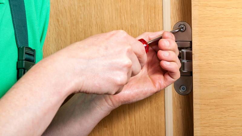 Vrata škripe i ne zatvaraju se dobro? Ovo su brzi trikovi koji rješavaju problem