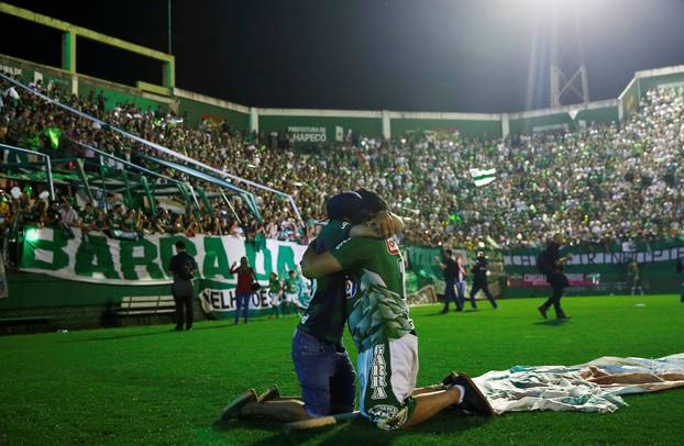 Fans of Chapecoense soccer team pay tribute to Chapecoense