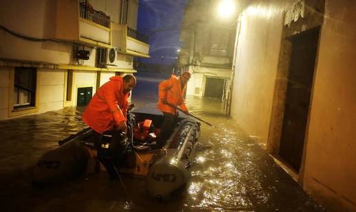 FOTO Razorne poplave pogodile Portugal: Voda je do razine prsa, ljude evakuiraju &ccaron;amcima