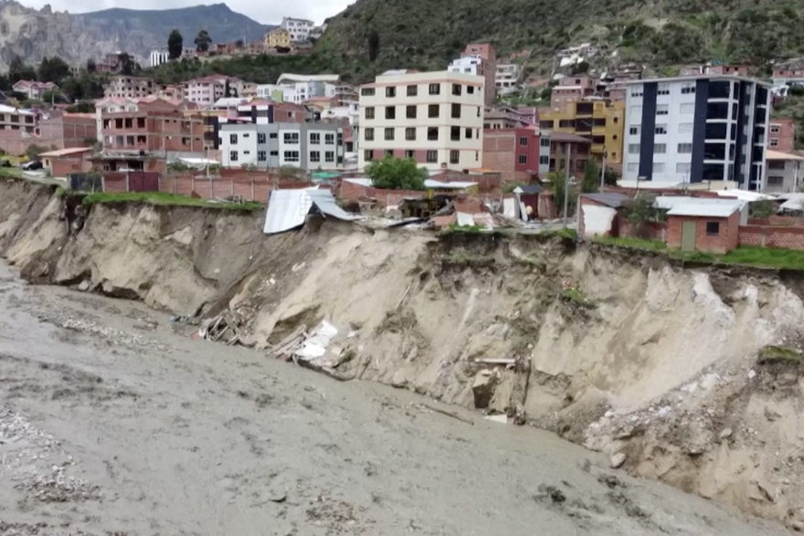 domovi u boliviji na rubu nakon poplave