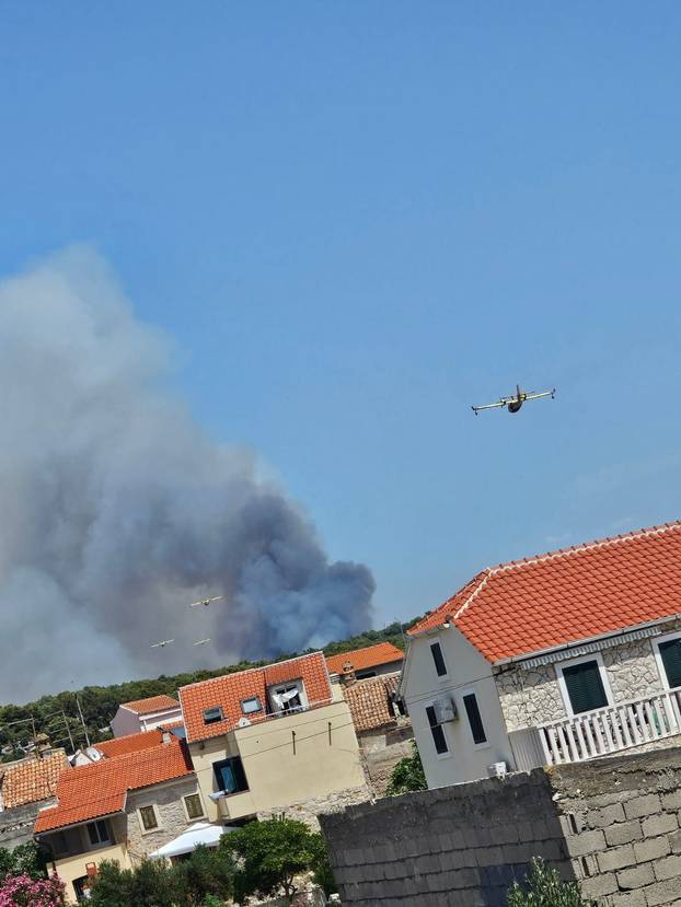 FOTO Veliki požar u Šibeniku: 'Na terenu su sve vatrogasne snage, digli smo i kanadere'