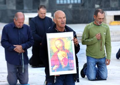 FOTO Muškarci mole za čednost i predbračnu čistoću. Dočekali ih transparenti: Oprez, mizoginija!