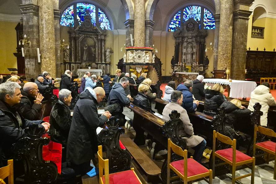 FOTO Uzinić je uspio spojiti molitelje i prosvjednike. Skupa na misi u riječkoj katedrali