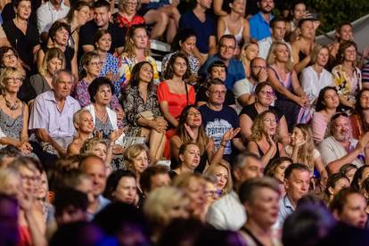 Vela Luka: Koncert "Vrijeme ljubavi" Zorice Kondže i orkestra Joška Banova