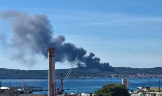 VIDEO Gori skladi&scaron;te tvrtke Kali tuna na Ugljanu, &scaron;iri se crni dim