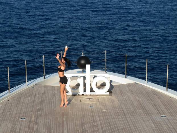 FOTO Kylie Jenner pokazala naočale, no svi joj gledaju grudi
