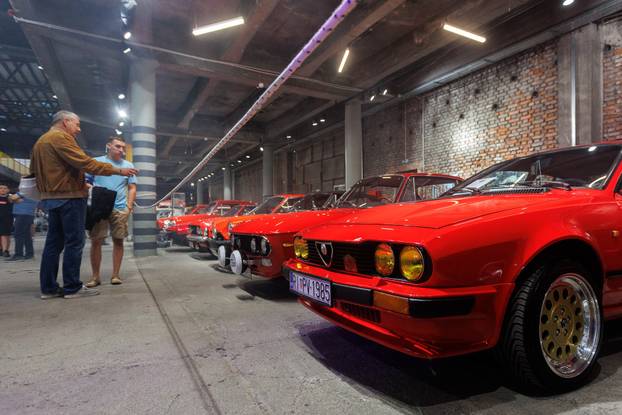 Rijeka: U zgradi Exportdrva otvorena izložba oldtimera