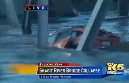 Srušio se most iznad rijeke, u vodi završili automobili i ljudi